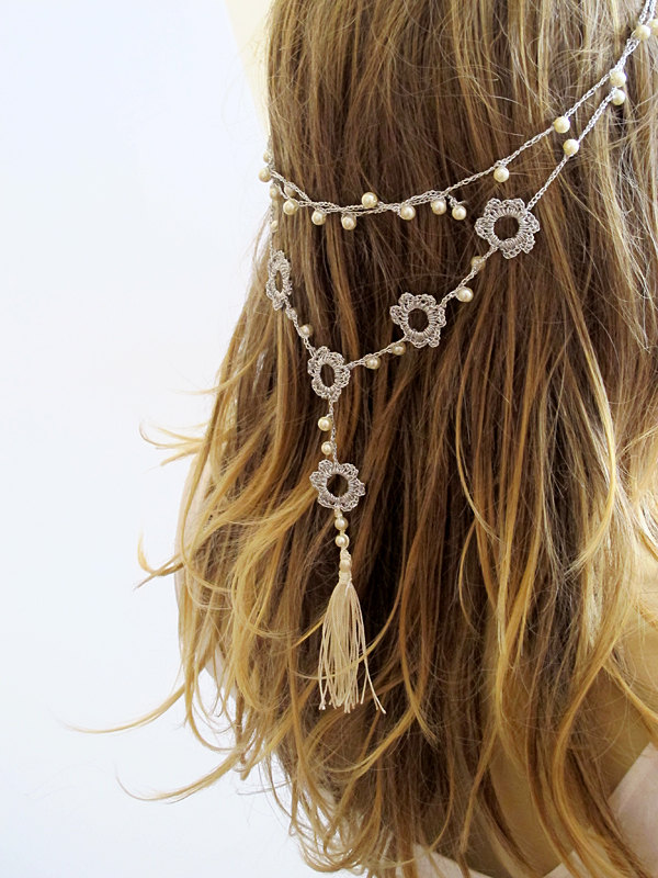 Tassel hair chain for the bride by Selenayy via 21 Festive Tassel Wedding Decorations & Accessories | https://emmalinebride.com/themes/tassel-wedding-decorations/