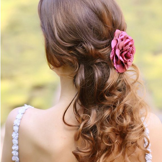 How to Wear Flowers in Hair for Wedding | hair flower by Florentès | https://emmalinebride.com/bride/how-to-wear-flowers-in-hair-for-wedding