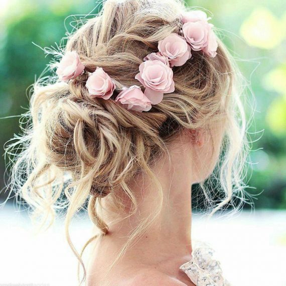 How to Wear Flowers in Hair for Wedding | style by Elvira, via Florentès | https://emmalinebride.com/bride/how-to-wear-flowers-in-hair-for-wedding/
