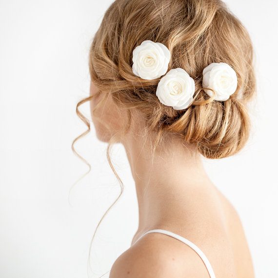 How to Wear Flowers in Hair for Wedding | hair flower by Florentès | https://emmalinebride.com/bride/how-to-wear-flowers-in-hair-for-wedding/