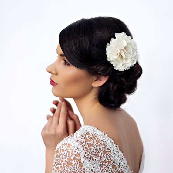 How to Wear Flowers in Hair for Wedding | hair flower by Florentès | https://emmalinebride.com/bride/how-to-wear-flowers-in-hair-for-wedding