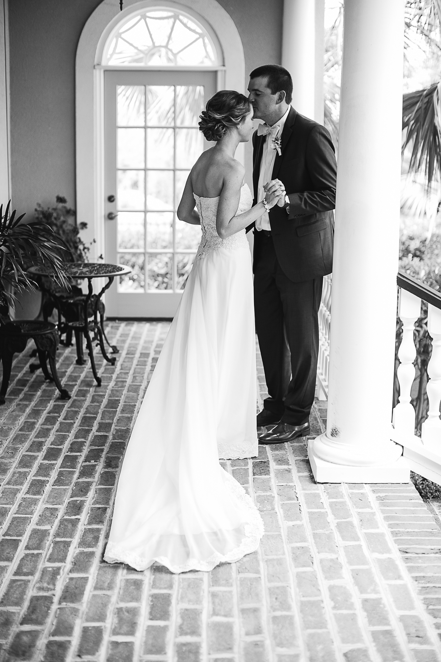 Wilmington NC Outdoor Wedding:  Lauren + Lars - photo by Eric Boneske | https://emmalinebride.com/real-weddings/wilmington-nc-outdoor-wedding/