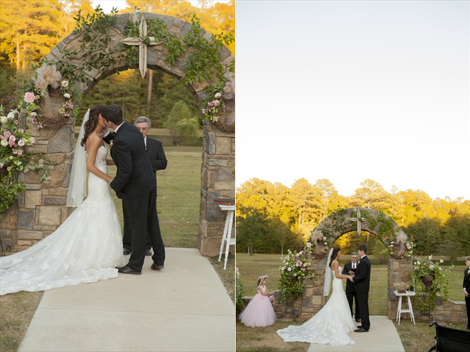 Beautiful and Rustic Alabama wedding at the Douglas Manor | Stefani Marie Photography - https://emmalinebride.com/real-weddings/rustic-douglas-manor-wedding/