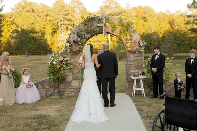 Beautiful and Rustic Alabama wedding at the Douglas Manor | Stefani Marie Photography - https://emmalinebride.com/real-weddings/rustic-douglas-manor-wedding/