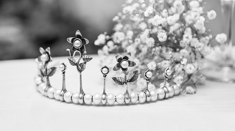 how to make your own wedding tiara | https://emmalinebride.com/bride/how-to-make-your-own-wedding-tiara/ | trollbeads beads and supplies
