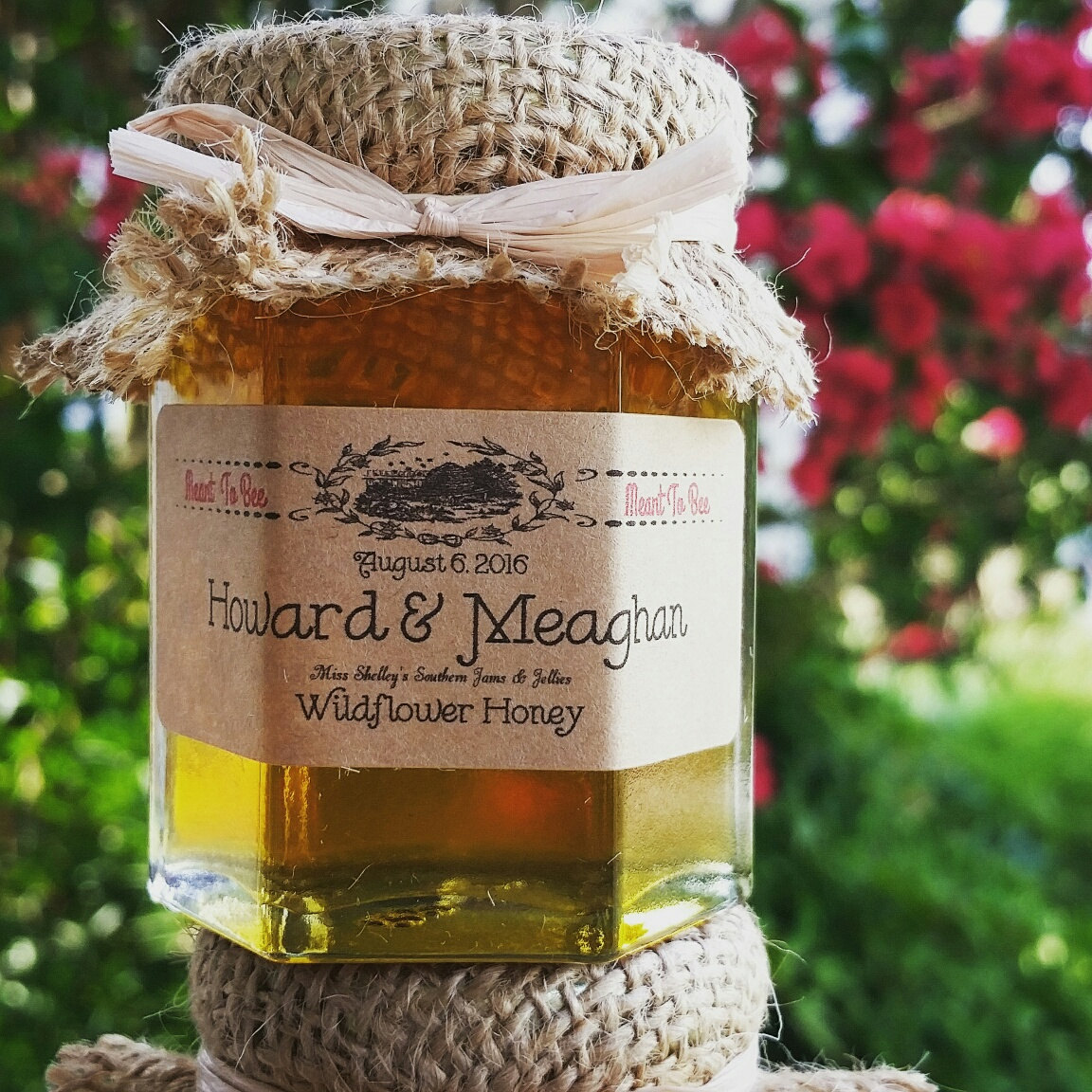 honey wedding favors | https://emmalinebride.com/favors/honey-wedding-favors-mini-jars/