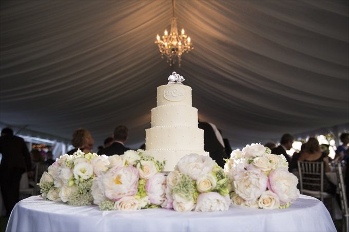 wedding cake photograph in this Crystal Coast Wedding | North Carolina wedding photographed by Ellen LeRoy Photography - https://emmalinebride.com/real-weddings/breathtaking-crystal-coast-wedding-mara-will-married/