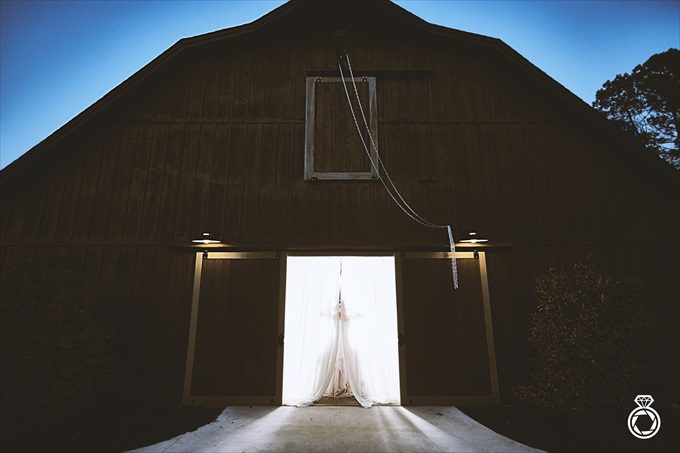 Barn Wedding Inspiration with Modern Flair | https://emmalinebride.com/real-weddings/barn-wedding-inspiration-with-modern-flair/ | photo by Marcus Anthony Photography - Wilmington Wedding Photographer