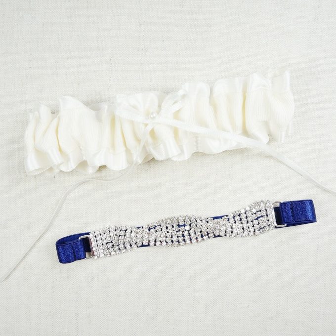 how to wear a garter