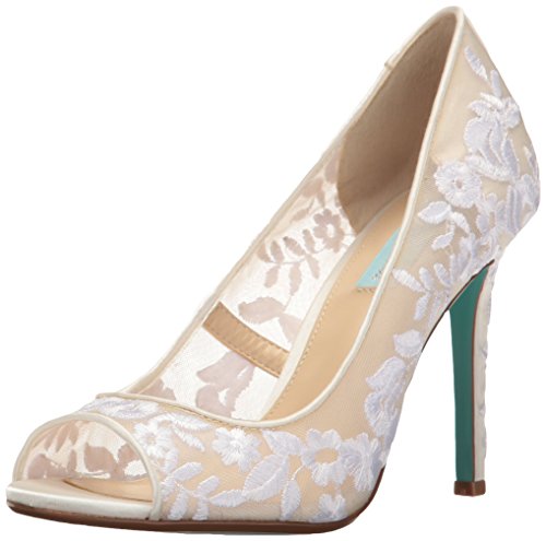 ivory wedding heels with embroidery // http://amzn.to/2ykbrcq
