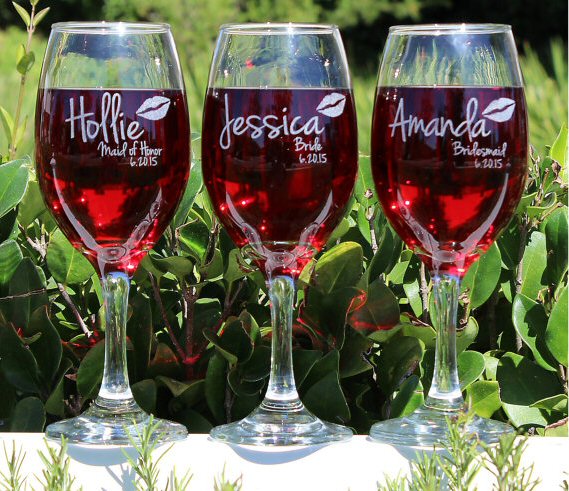 personalized bridesmaid wine glasses | by scissormill | via https://emmalinebride.com/gifts/personalized-bridesmaid-wine-glasses/