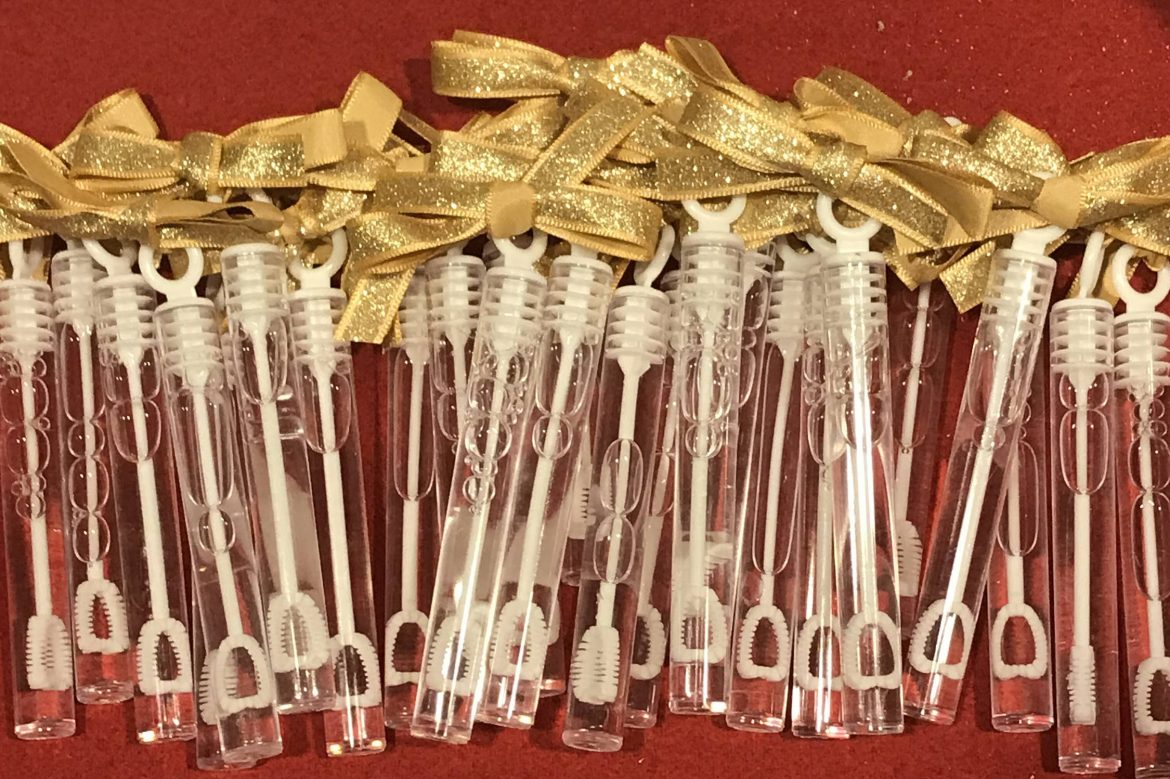 Where to Buy Wedding Bubbles Bulk Cheap (+ How to Personalize)