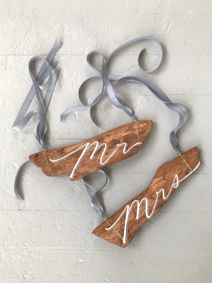 mr and mrs driftwood chair signs via https://bit.ly/2rT50dT