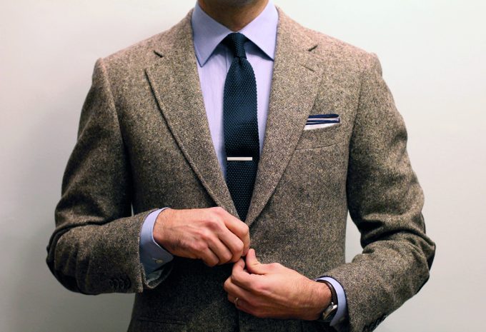 how to wear a tie clip