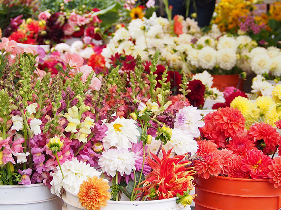 save money on wedding flowers