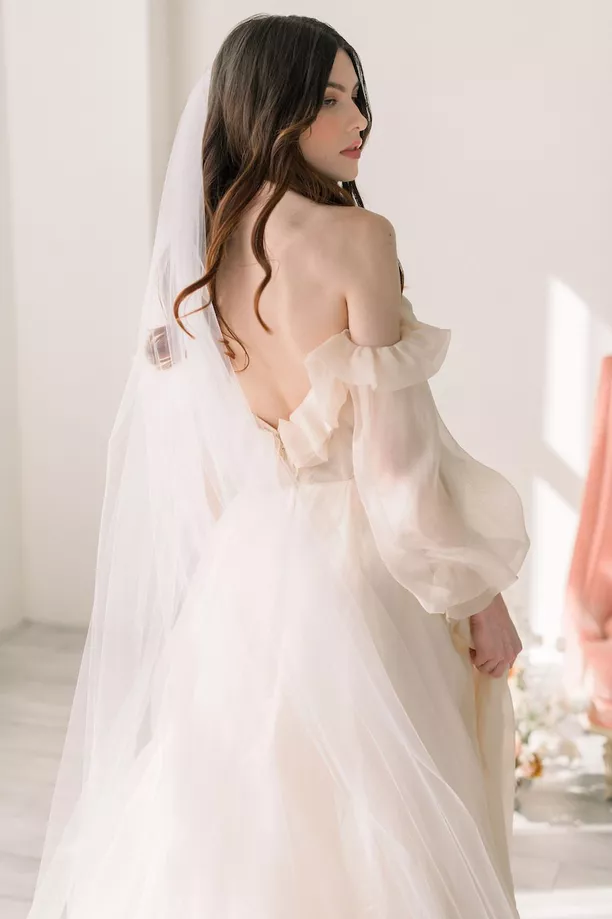 Sheer one-tier wedding veil with clean cut edge