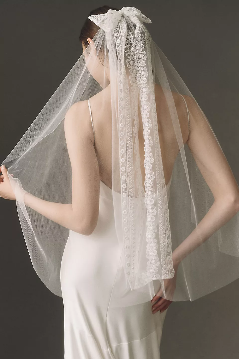 White bridal veil with a delicate bow detail