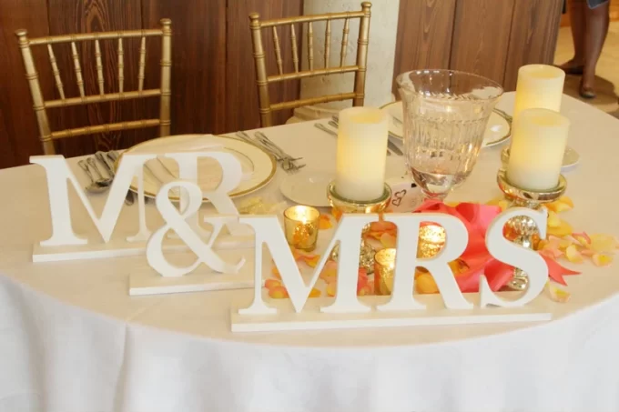 mr and mrs signs for sweetheart table