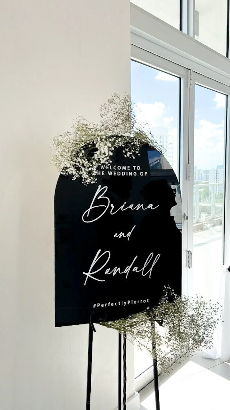 Acrylic wedding welcome sign with arch style and personalized text