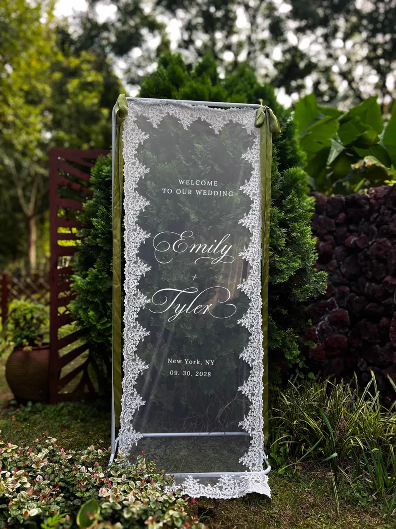 Best wedding welcome signs: romantic lace style