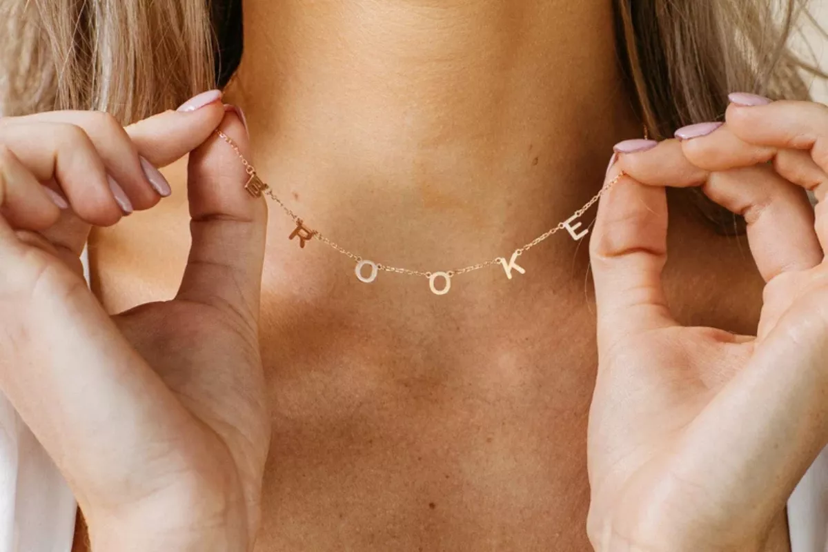 Minimal gold jewelry bridesmaid gift idea that is useful and non cheesy - anti-junk bridesmaid gifts