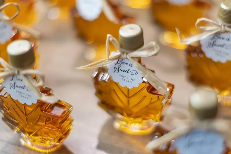 mini maple syrup bottles for fall wedding favors