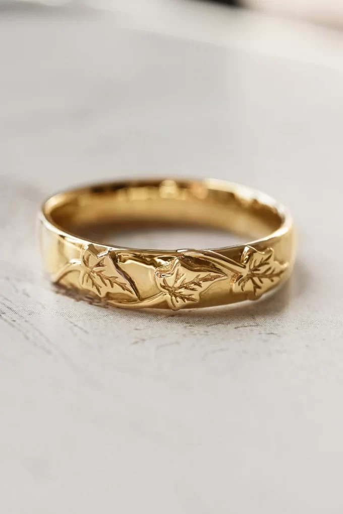 ivy leaves wedding band in gold