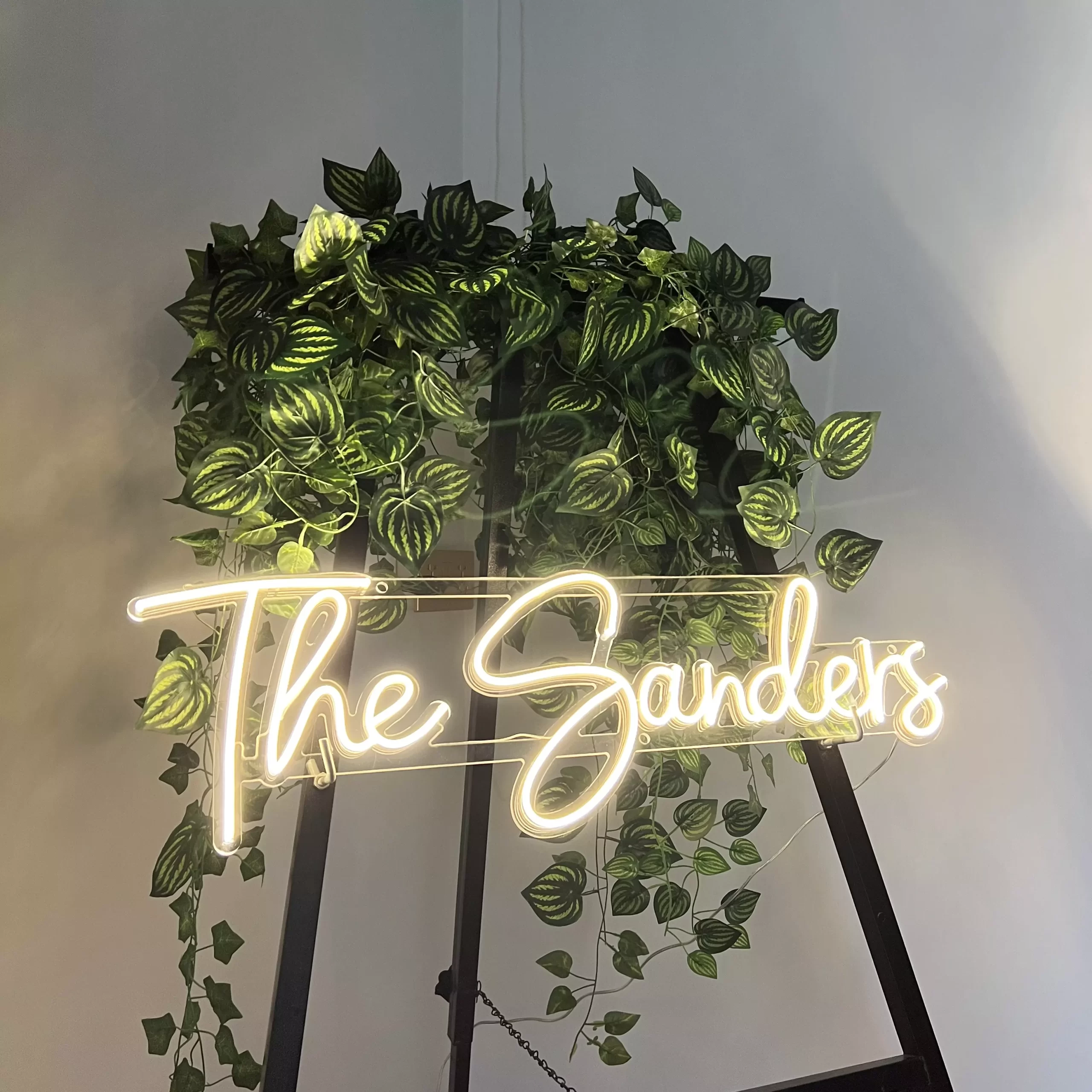 Trendy And Timeless Neon Signs For Your Wedding