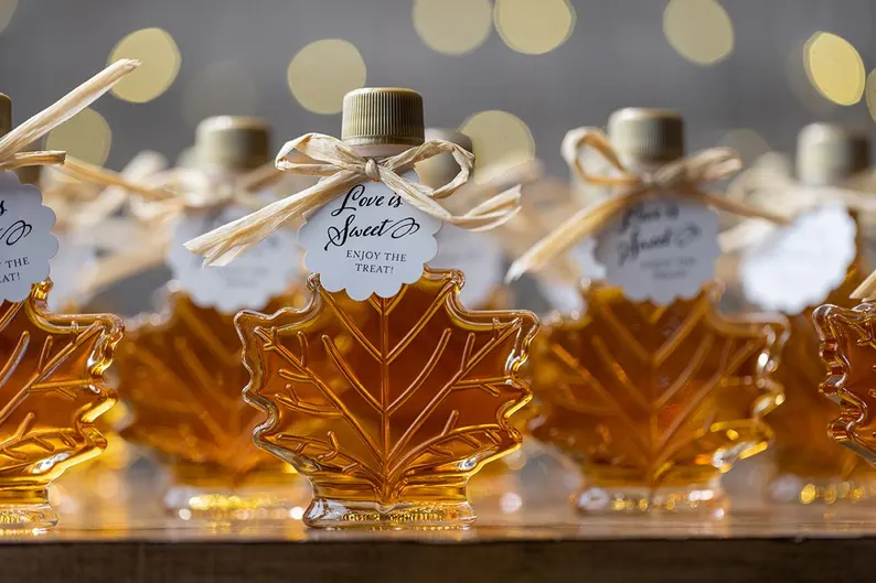 maple syrup favors that double as fall wedding decor