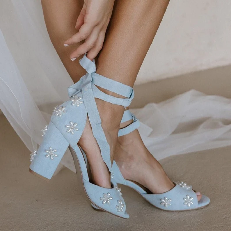 Blue wedding shoes for the bride – elegant heels as your “something blue”