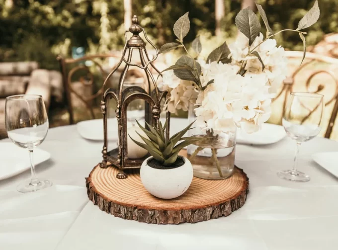 Wood slice centerpiece design with lantern