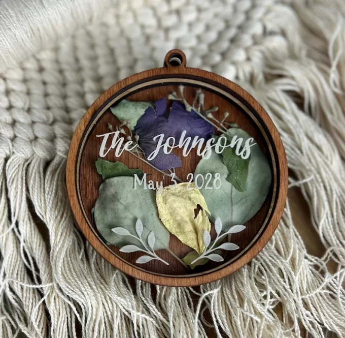 Round wedding flower holder to keep bouquet after wedding