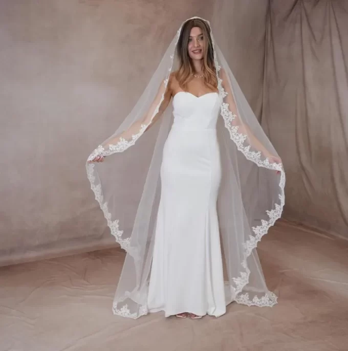 Mantilla veil worn on bride | fingertip length