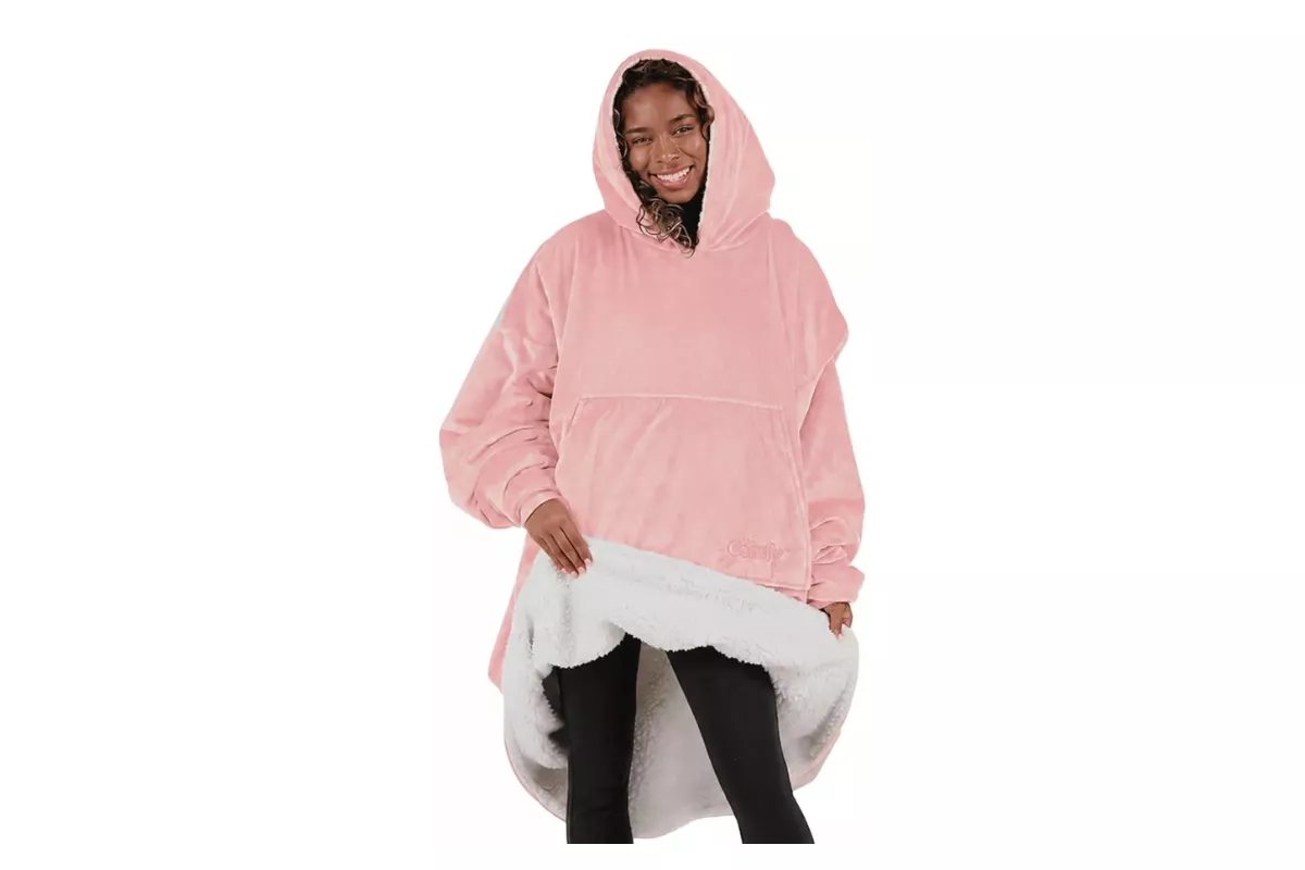 bridesmaid wearing oversized hooded blanket instead of pajamas
