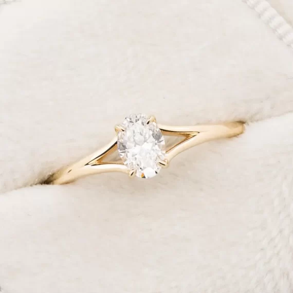 Minimalist ring with solitaire diamond