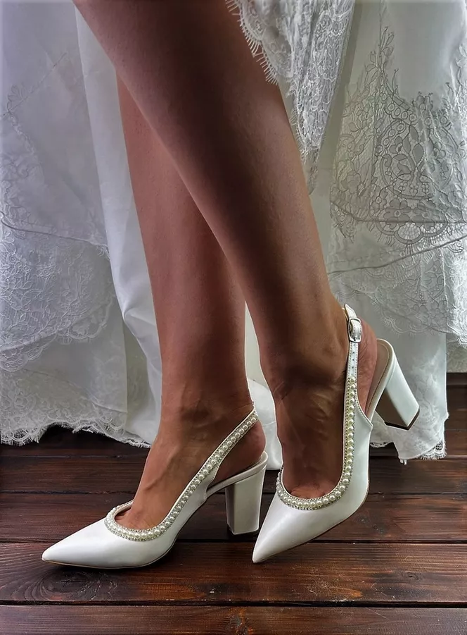 White wedding pumps with pointed toe and slingback with pearls