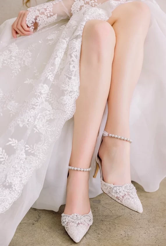 Types of shoes to wear with lace wedding dress for the bride