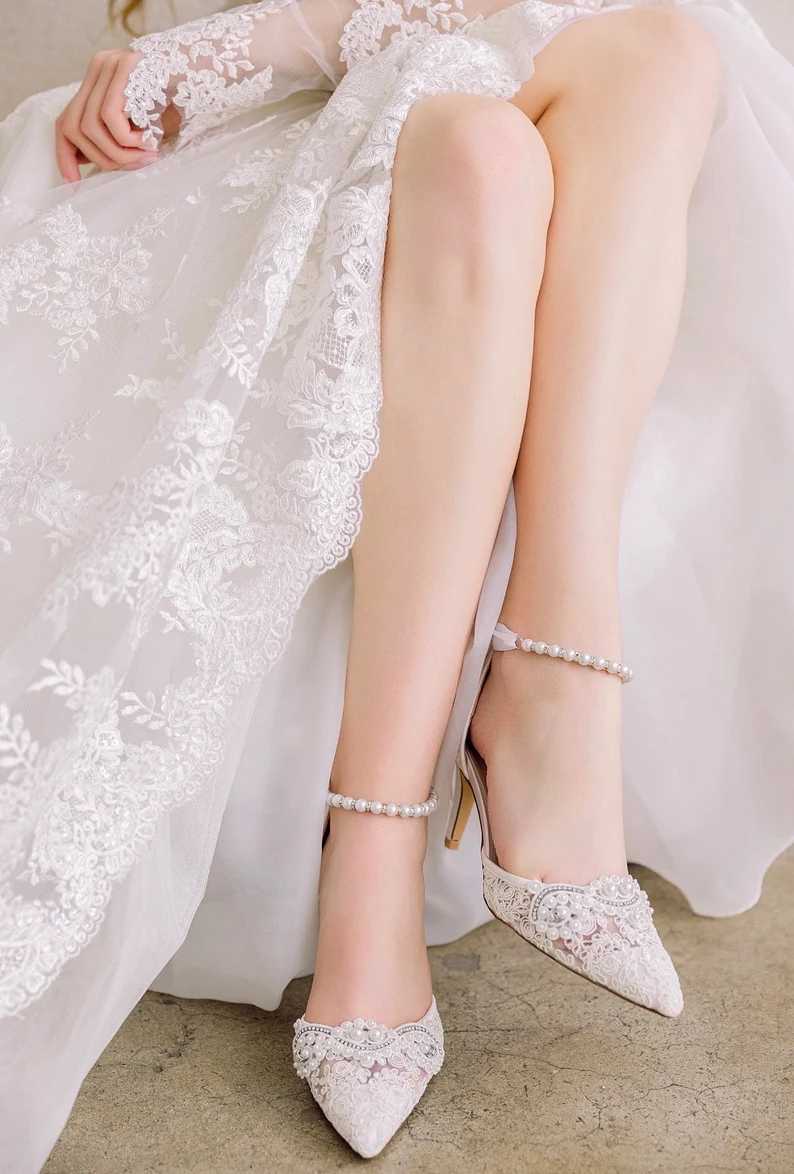 Types of shoes to wear with lace wedding dress for the bride