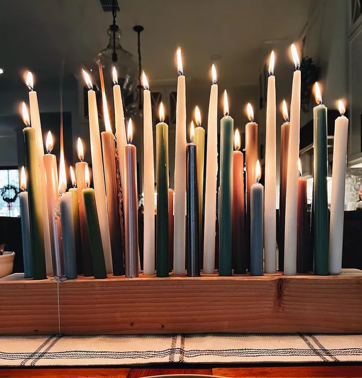 Modern wedding centerpieces without flowers featuring tapered candles