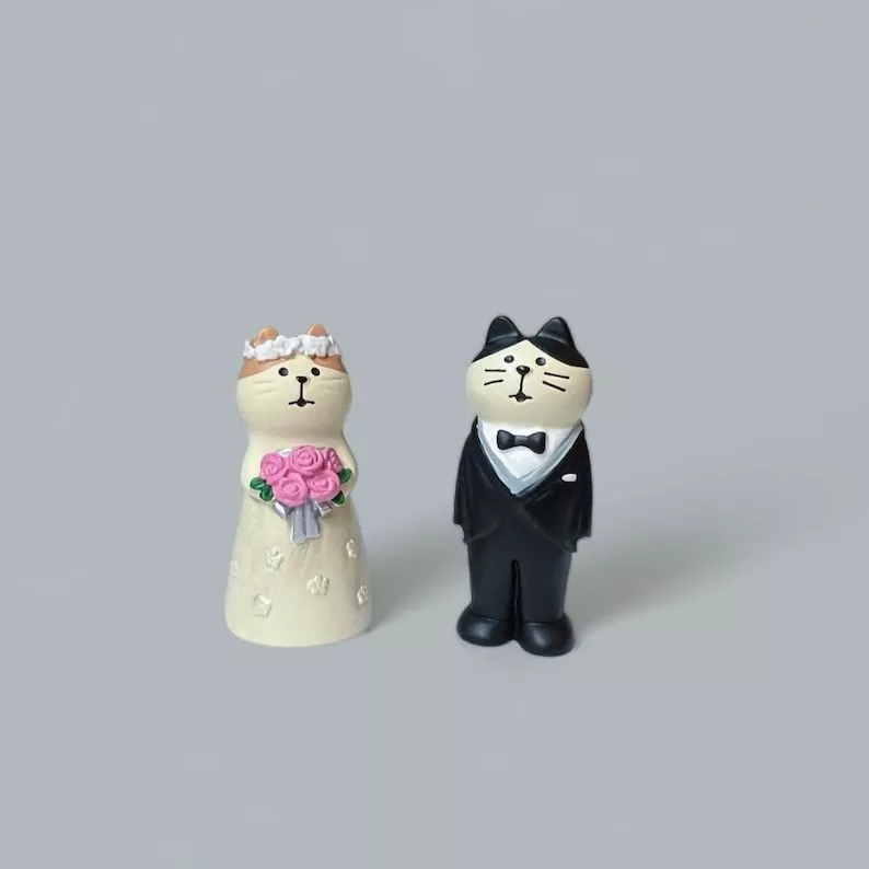 Pair of cat figurines for a cute and budget-friendly cake topper