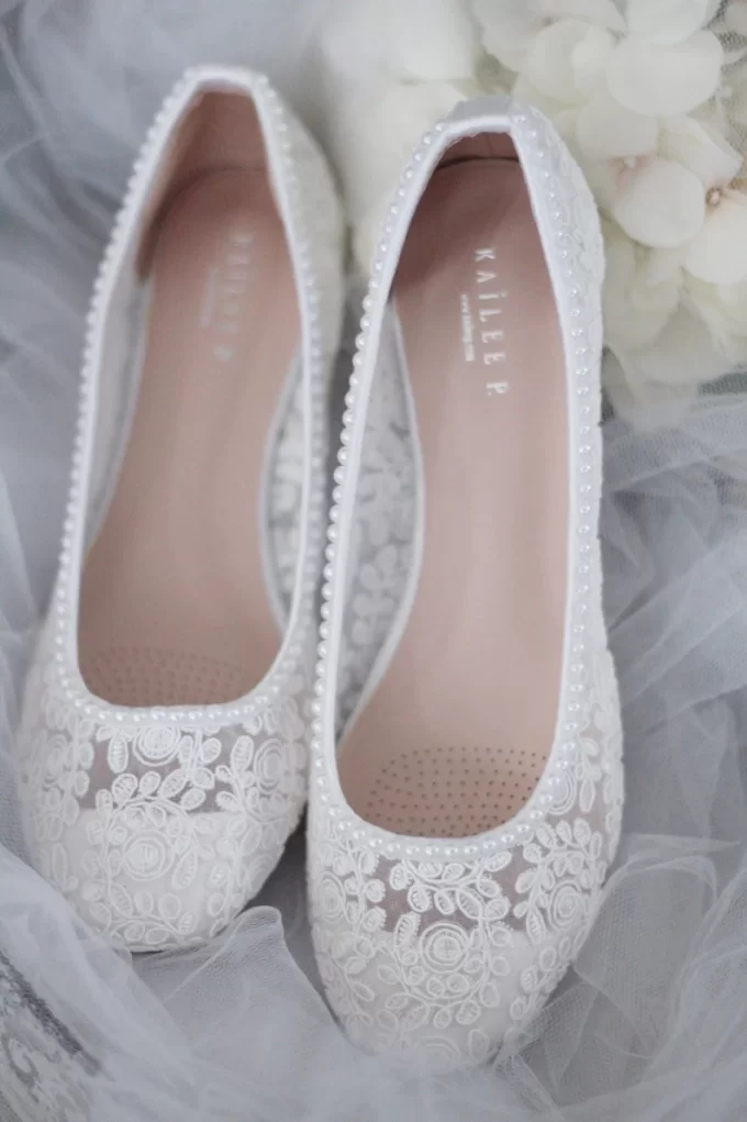 Comfortable lace bridal flat wedding shoes for the bride