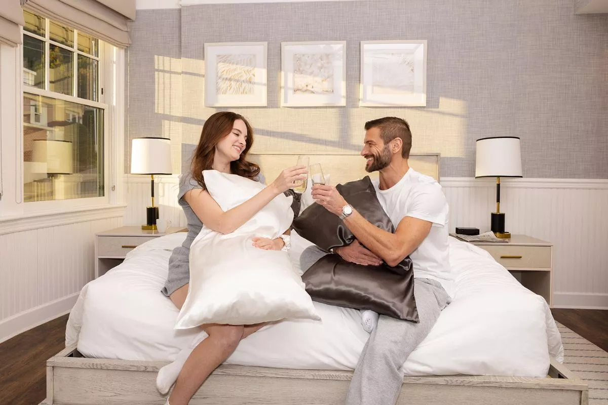 HOMEBDY silk pillowcase lifestyle image