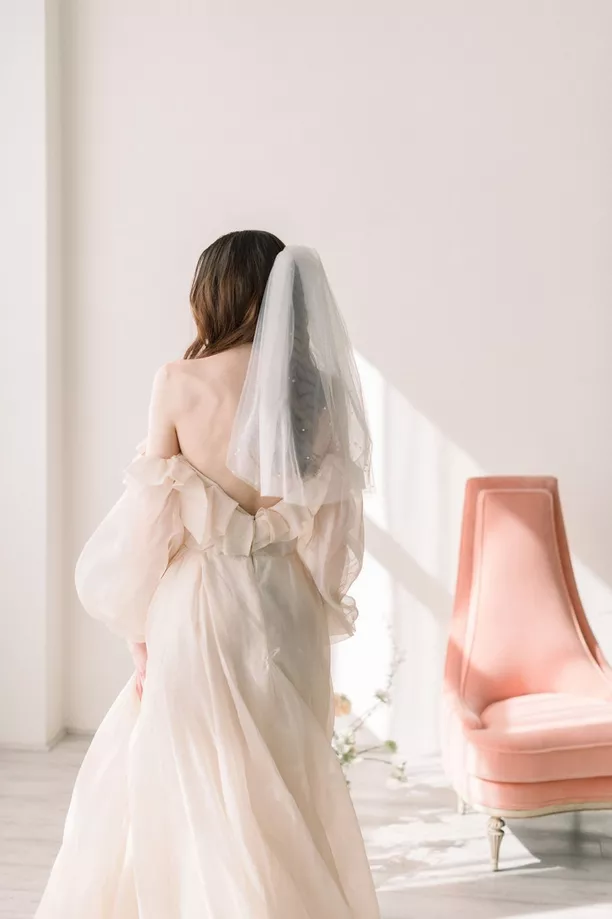 bride wearing simple bridal veil at shoulder length