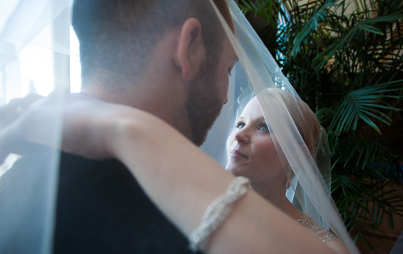 bride and groom under veil - Crystal Tea Room Wedding - photo: Daniel Fugaciu Photography | via https://emmalinebride.com