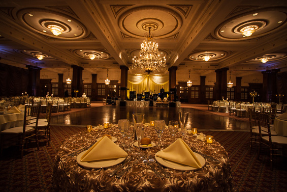 sweetheart table at Crystal Tea Room Wedding - photo: Daniel Fugaciu Photography | via https://emmalinebride.com