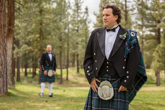 Scottish Wedding | Photography - Johnstone Studios | https://emmalinebride.com/real-weddings/scottish-fairytale-wedding/