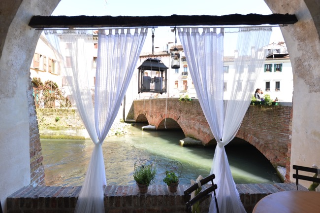 Spring wedding in Italy overlooking canal | Planner: Venice Events | via https://emmalinebride.com/real-weddings/spring-wedding-in-italy-andre-shona/