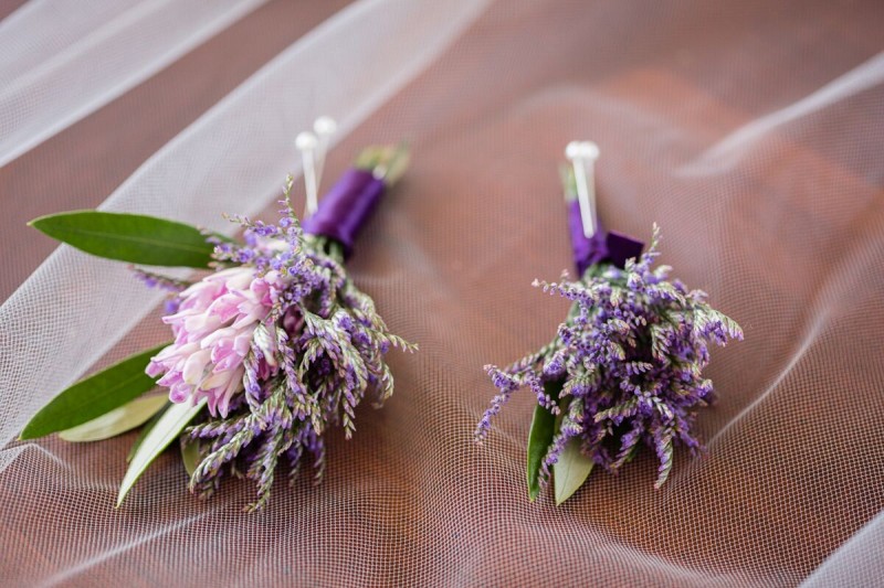 Winery Style Wedding Shoot - Boutonnieres (photo: olivia smartt) https://emmalinebride.com/themes/winery-style-wedding/