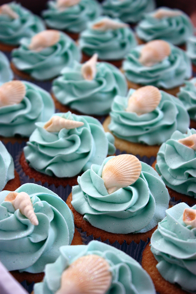 adorn cupcakes with seashells | via decorate for beach wedding ideas from emmalinebride.com