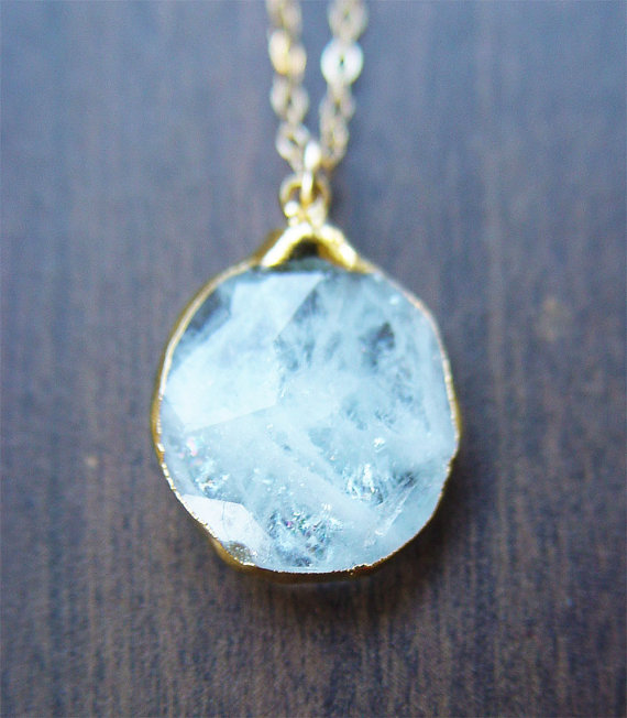 aquamarine pendant necklace | via Best Aquamarine Jewelry Finds on Etsy - https://emmalinebride.com/bride/best-aquamarine-jewelry/